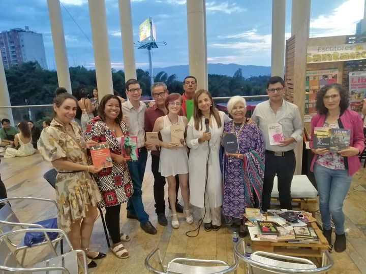 Miembros del colectivo literario con sus libros