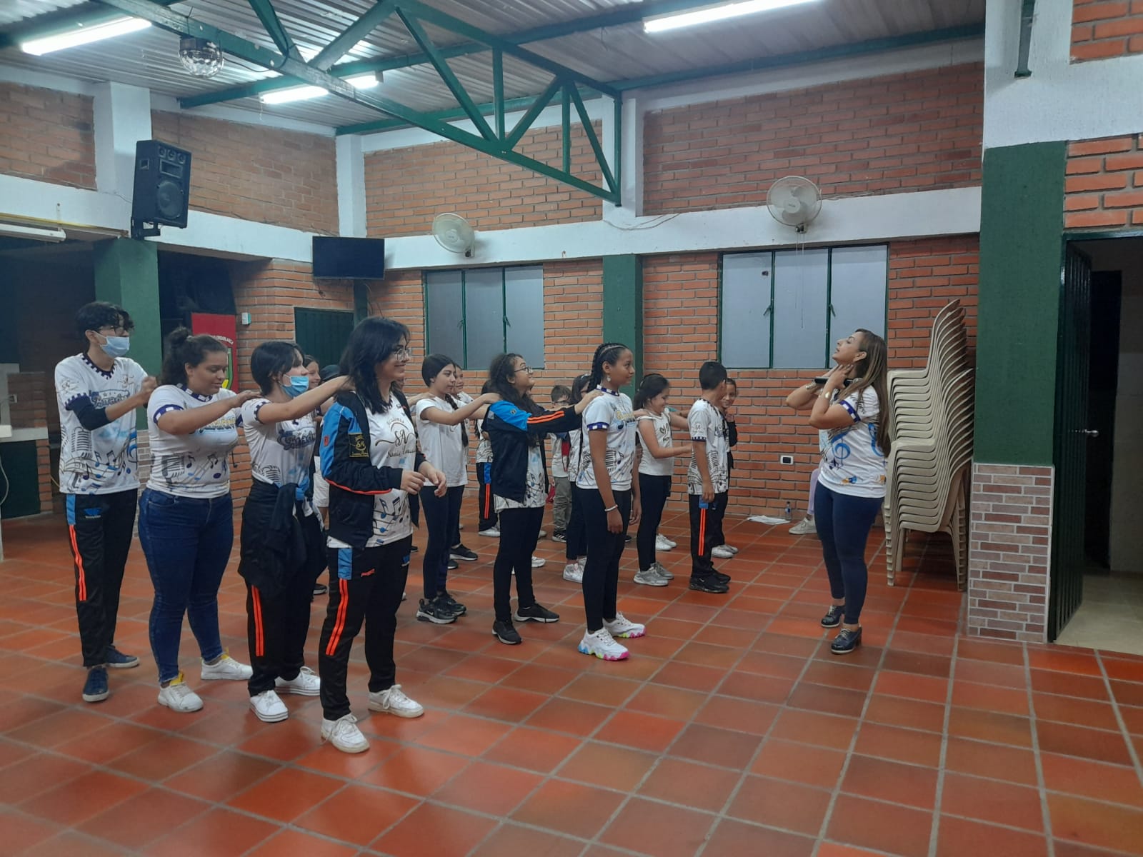 Jóvenes Águila en actividad artística y de formación