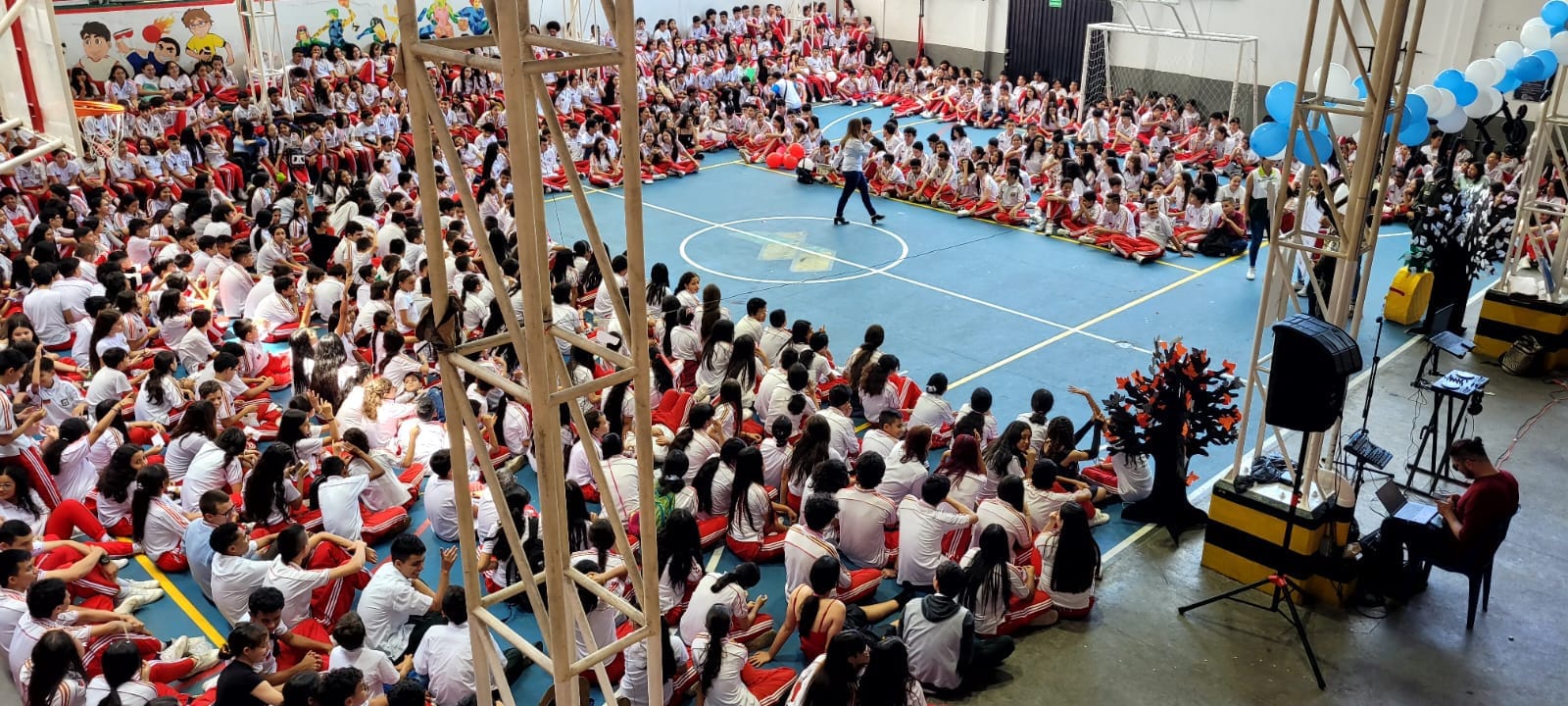 Cientos de estudiantes en evento masivo del Movimiento Jóvenes Águila