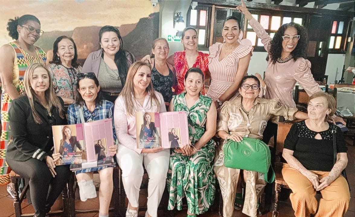 Integrantes del Movimiento de Mujeres con aliada internacional
