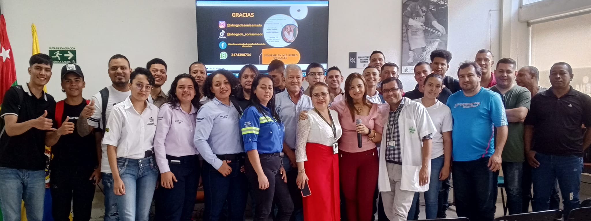 Sonia con participantes del taller comunitario Red Cimientos de Luz