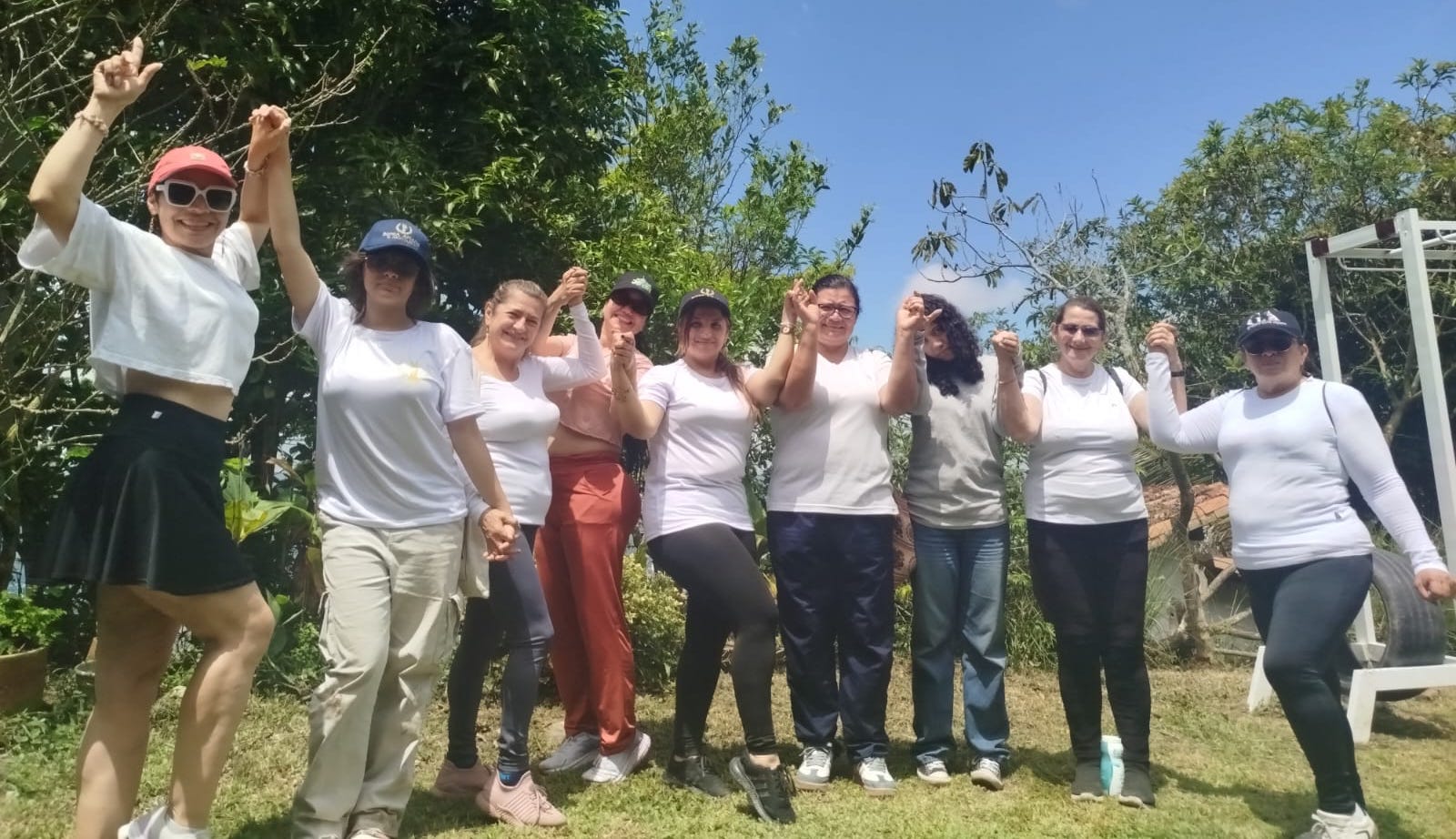 Comunidad Mujeres Extraordinarias tomadas de la mano